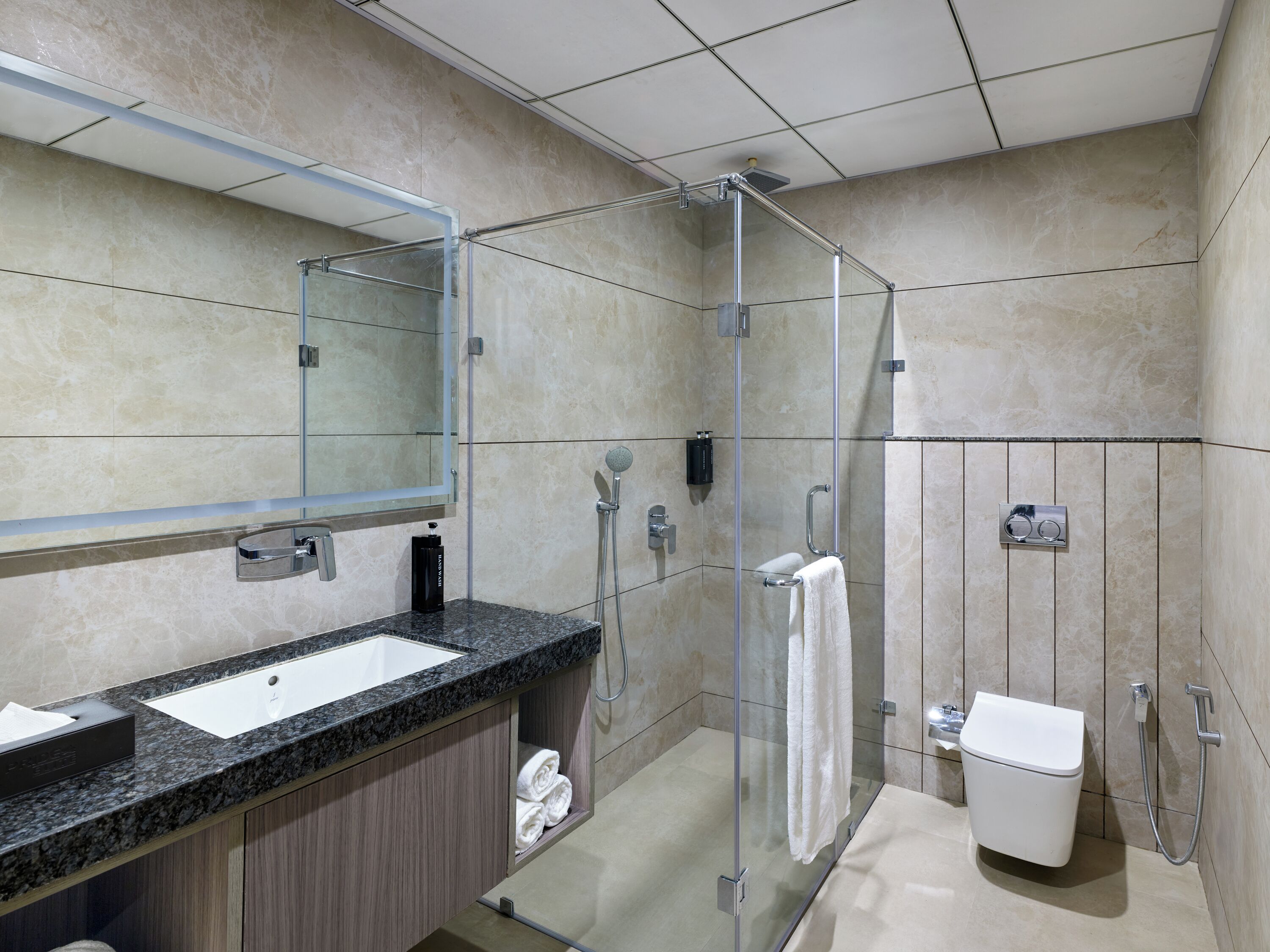 Doccia, soffione a pioggia, asciugacapelli, pantofole