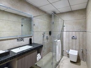 淋浴設備、雨淋花灑、風筒、拖鞋