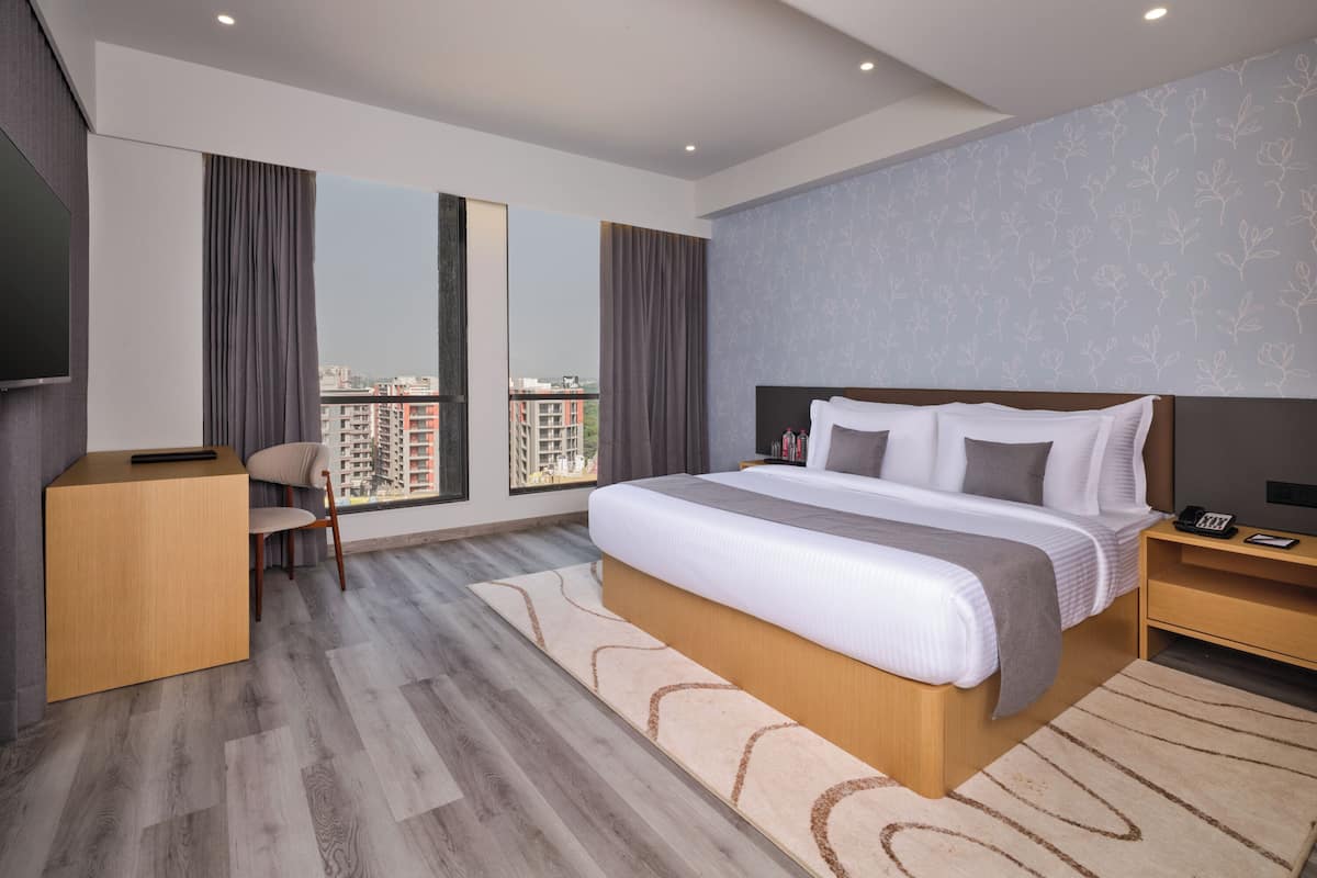 Minibar, caja de seguridad en la habitación y escritorio