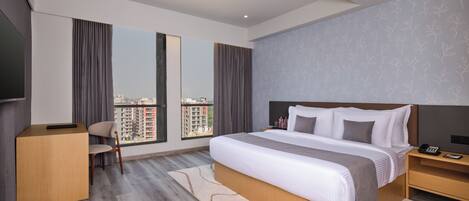 Minibar, in-room safe, desk, iron/ironing board