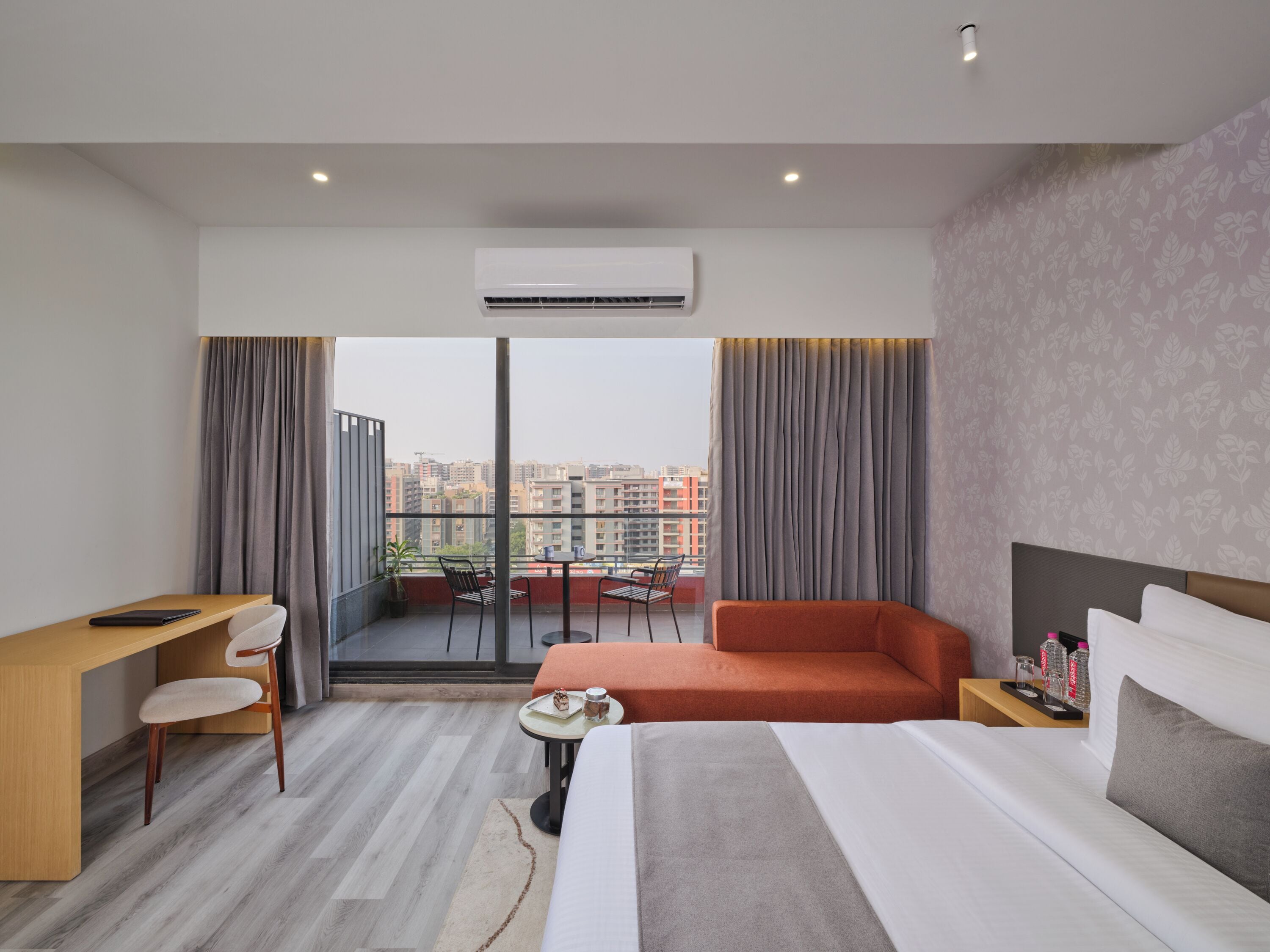 Premium Room | Minibar, in-room safe, desk, iron/ironing board