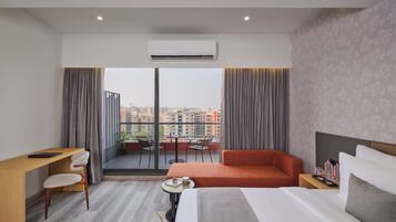 Premium Room | Minibar, in-room safe, desk, iron/ironing board