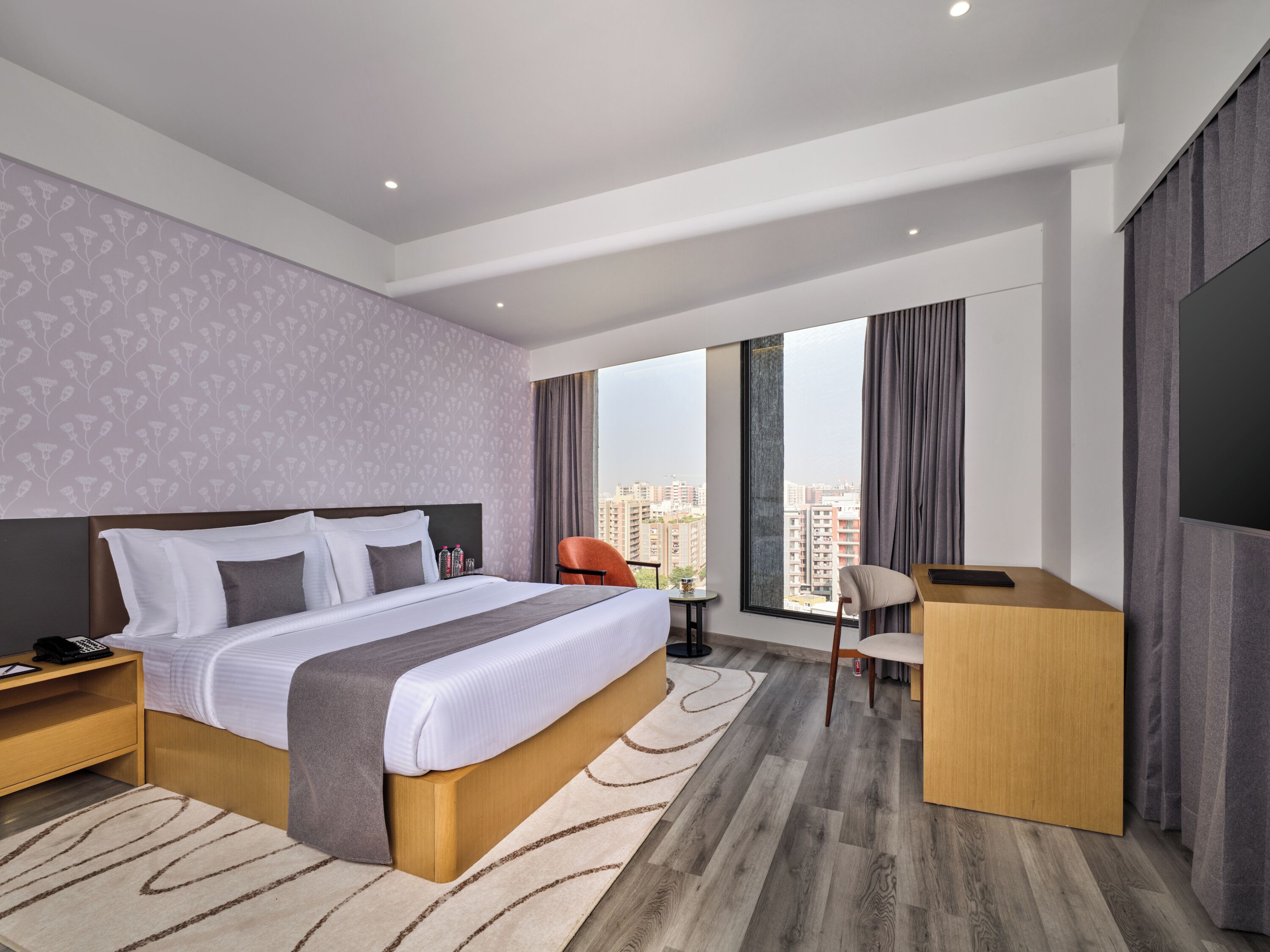 高級客房 | 迷你吧、房內夾萬、書桌、熨斗/熨衫板