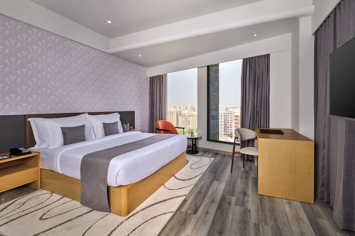 Minibar, caja de seguridad en la habitación y escritorio