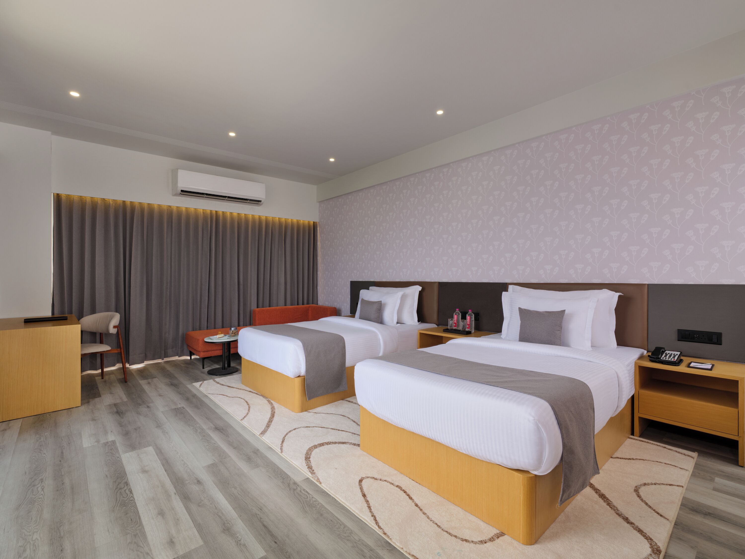 高級雙人或雙床房 | 迷你吧、房內夾萬、書桌、熨斗/熨衫板