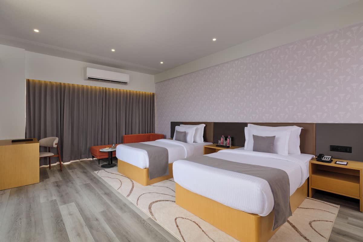 Minibar, caja de seguridad en la habitación y escritorio