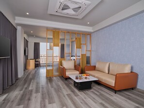 Minibar, Zimmersafe, Schreibtisch, Bügeleisen/Bügelbrett