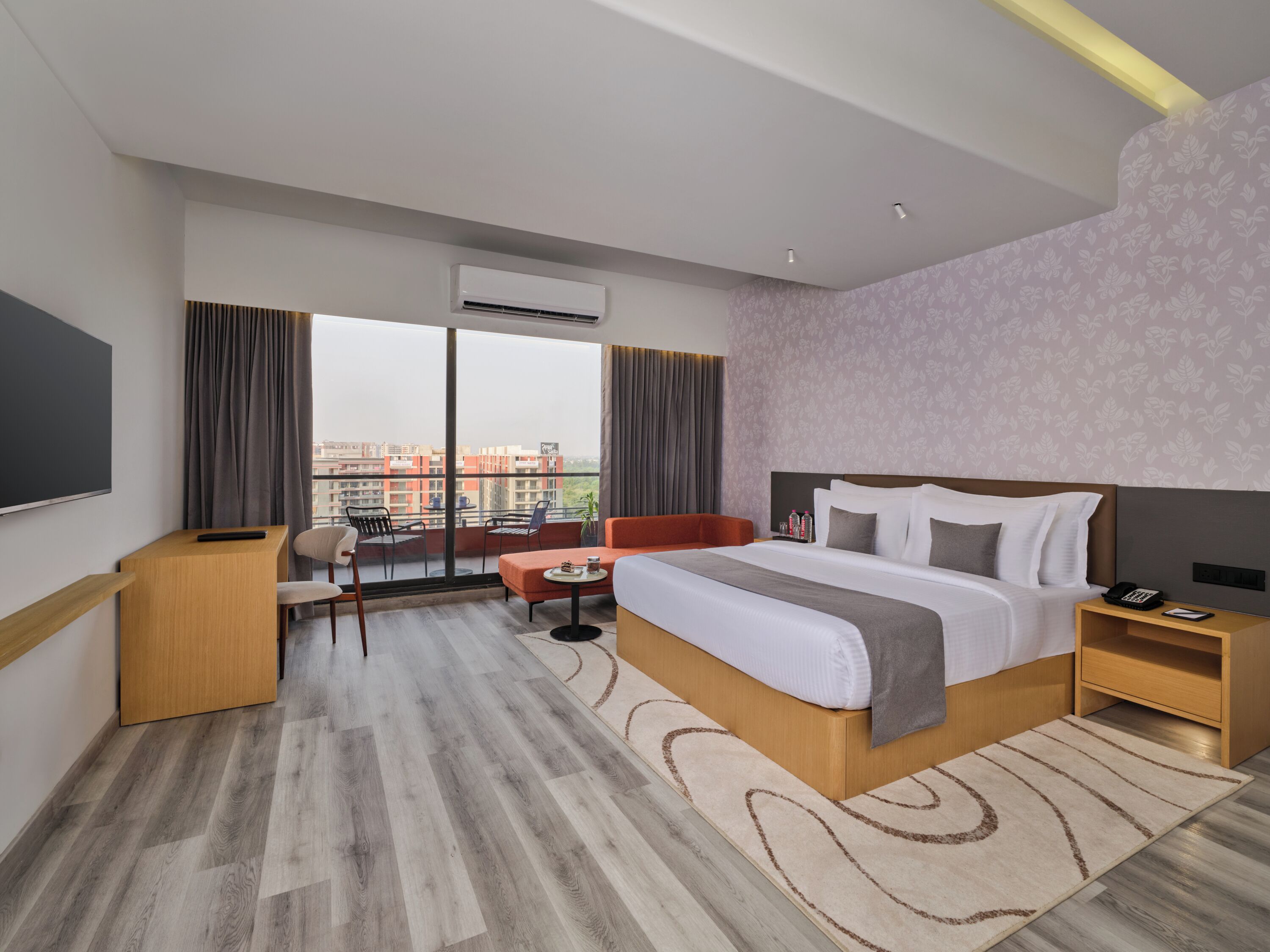 In-room safe, desk, free WiFi