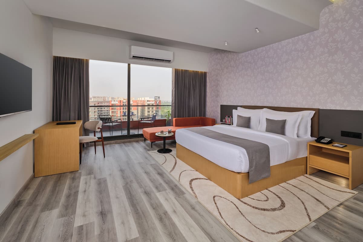 In-room safe, desk, free WiFi