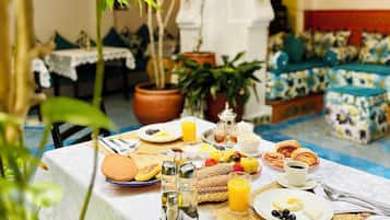 Desayuno de cocina local incluido todos los días