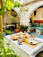 Desayuno típico de la región gratuito y diario