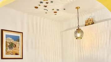 Zimmersafe, laptopgeeigneter Arbeitsplatz, Verdunkelungsvorhänge