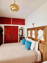 Caja de seguridad en la habitación y espacio para trabajar con laptop 