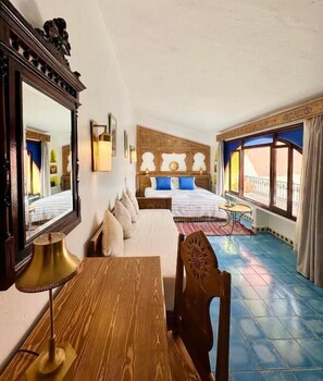 خزنة داخل الغرفة ومساحة عمل للكمبيوتر المحمول وستائر تعتيم ومكواة/لوح كي