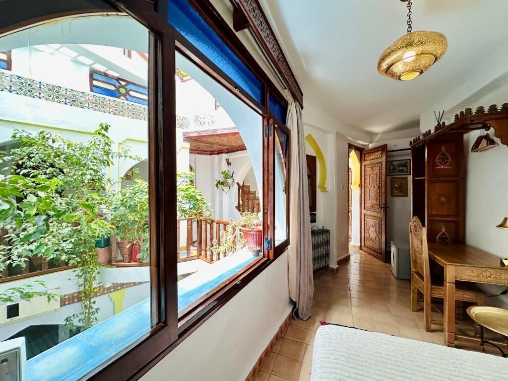 Värdeförvaringsskåp på rummet och arbetsyta för laptop