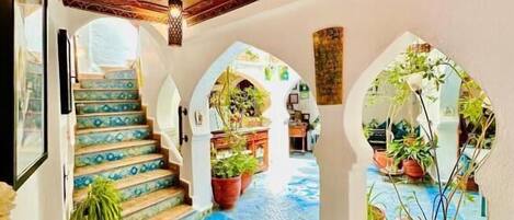 Doppia Standard | Una cassaforte in camera, postazione laptop, tende oscuranti