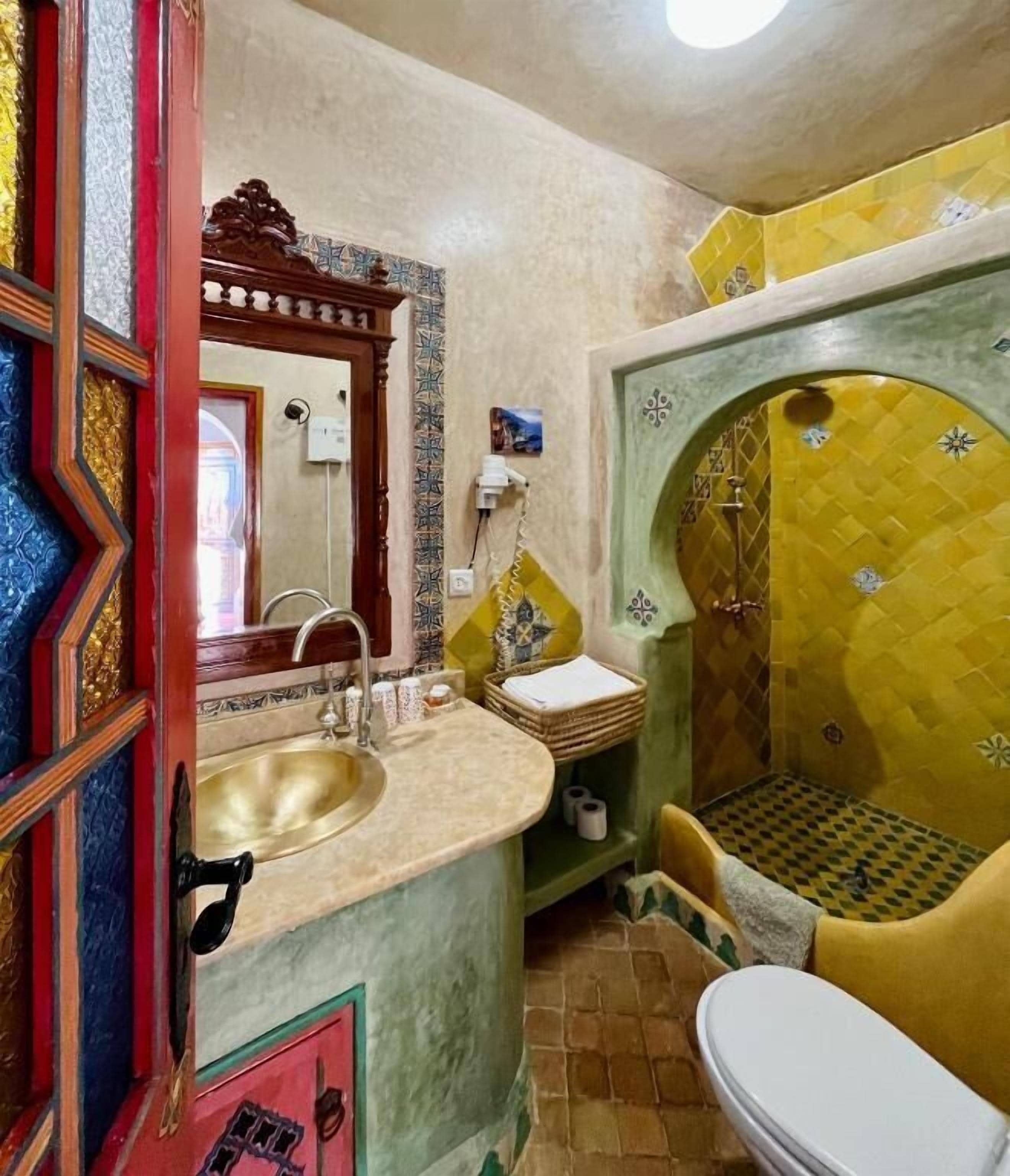 Ein Badezimmer mit Waschbecken, Spiegel und Toilette.