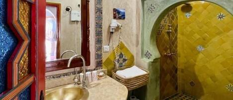 Un bagno con lavandino, specchio e water.