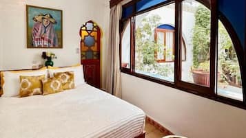 Caja de seguridad en la habitación y espacio para trabajar con laptop