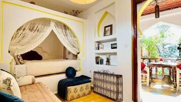 In-room safe, laptop workspace, blackout drapes, iron/ironing board