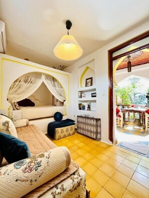 In-room safe, laptop workspace, blackout drapes, iron/ironing board - Riad Dar Meziana (Chefchaouen)