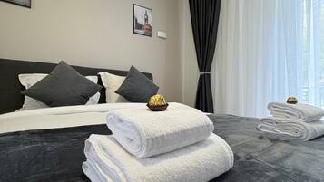 Een kluis op de kamer, een bureau, een laptopwerkplek, gratis wifi