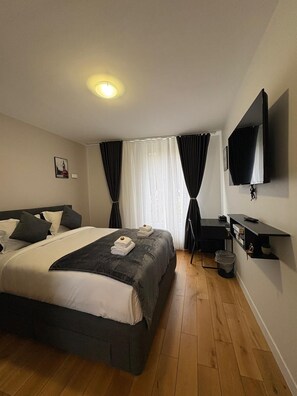 In-room safe, desk, laptop workspace, free WiFi - Hôtel Sofiane (Paris)