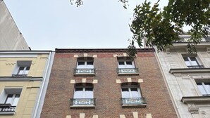 A building with a restaurant and bar named 'Sofiane' on the ground floor. - Hôtel Sofiane (Paris)