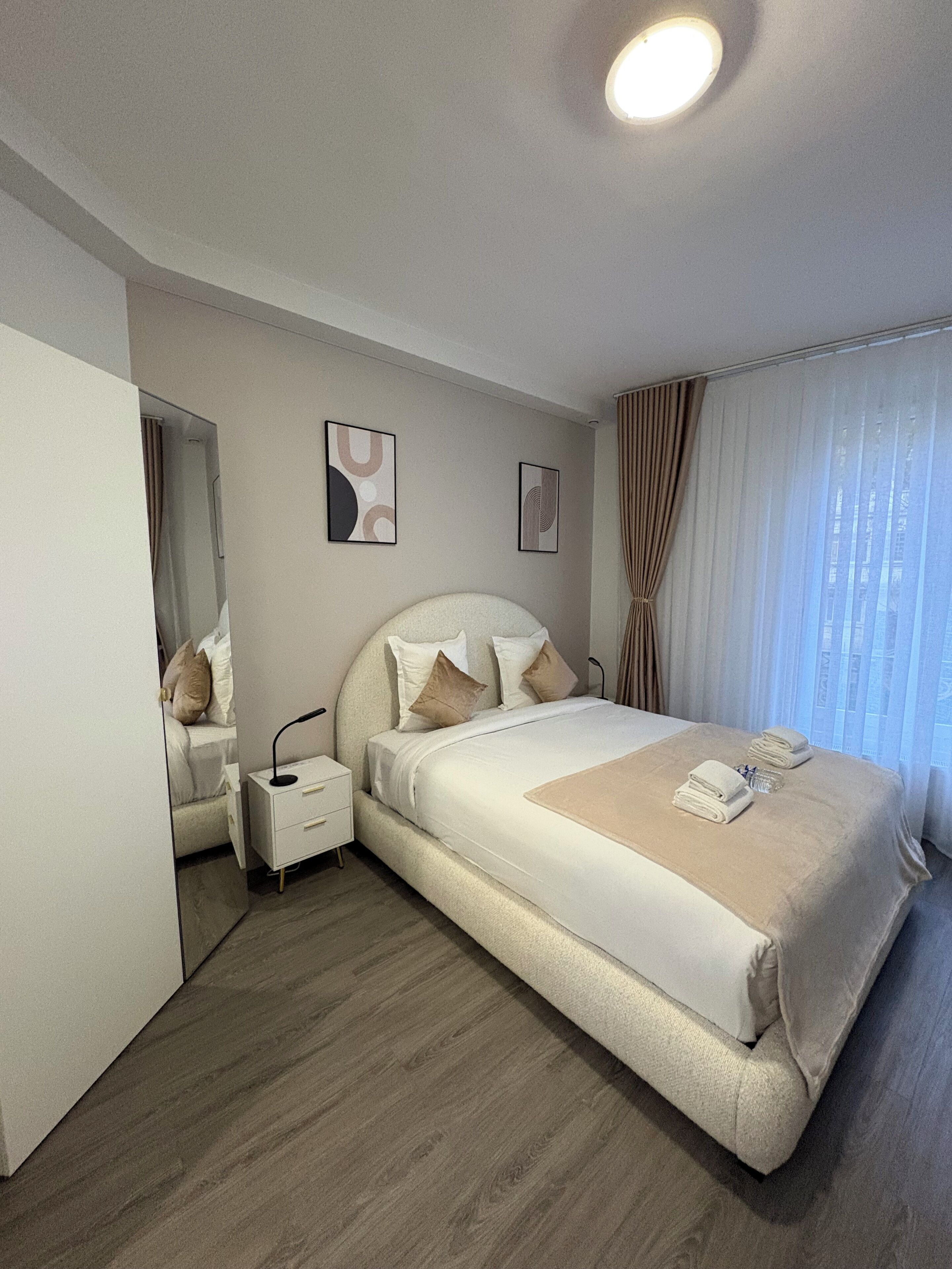 Kahden hengen comfort-huone, kaupunkinäköala | Tallelokero huoneessa, työpöytä