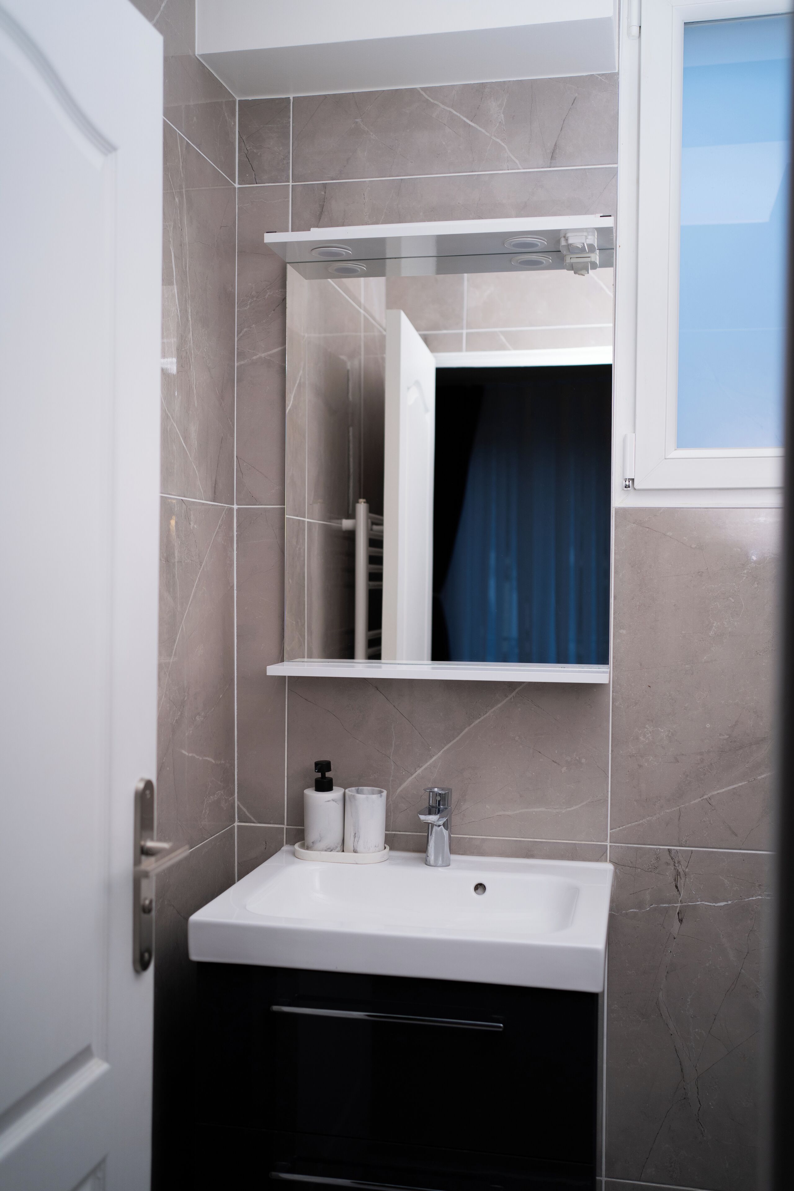 Comfort Double Room, City View | Bathroom | Shower, hair dryer, towels, soap