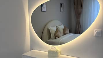 Chambre Double Confort, vue ville | Coffres-forts dans les chambres, bureau