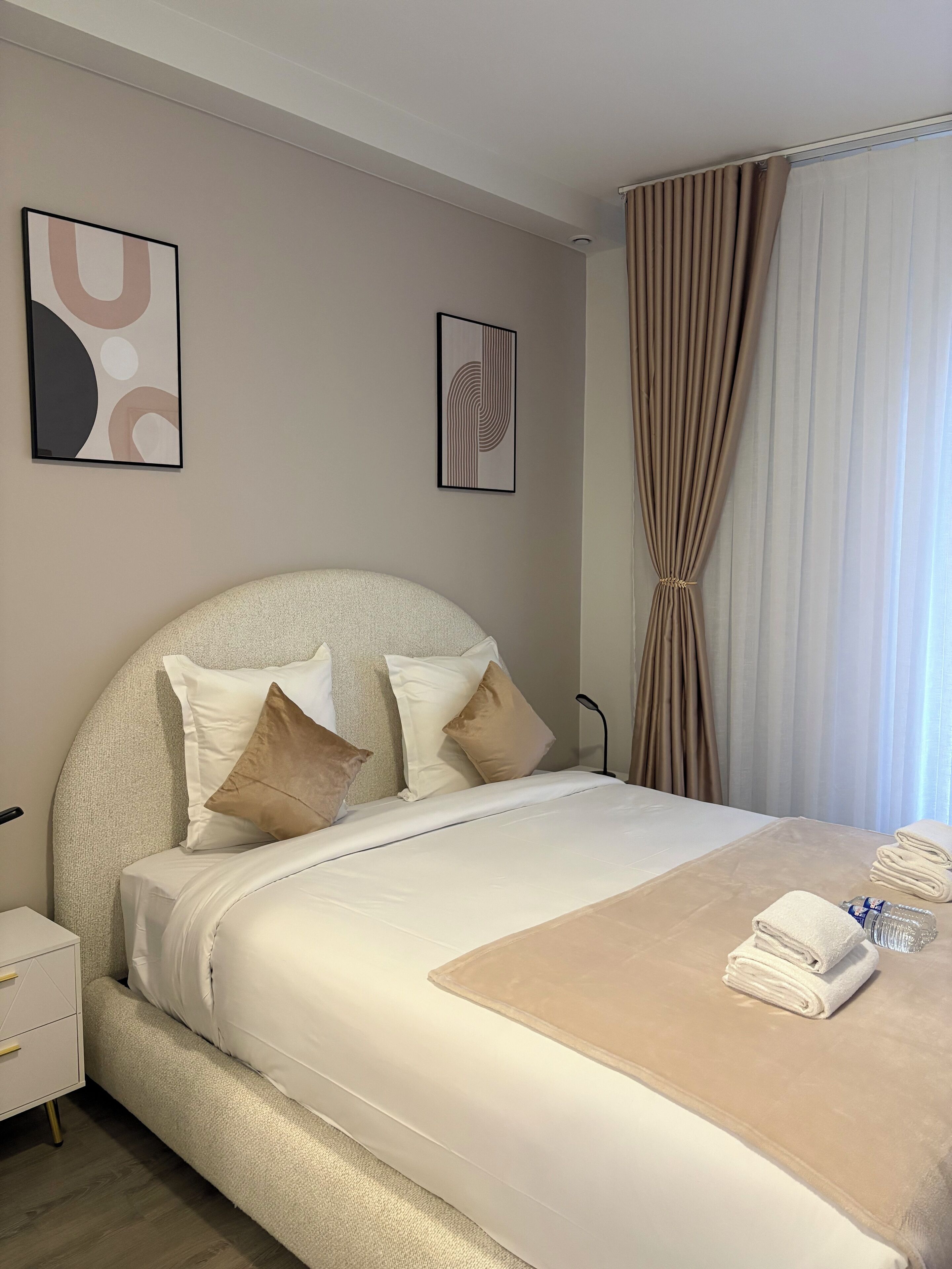 Kahden hengen comfort-huone, kaupunkinäköala | Tallelokero huoneessa, työpöytä