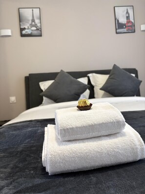 In-room safe, desk, laptop workspace, free WiFi - Hôtel Sofiane (Paris)