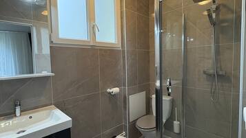 Een douche, een haardroger, handdoeken, zeep