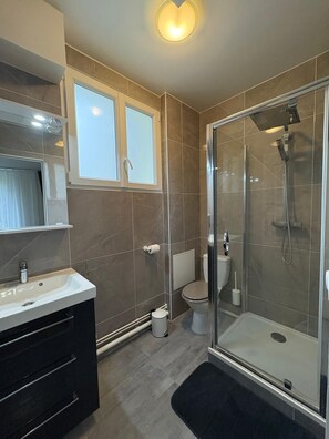 Shower, hair dryer, towels, soap - Hôtel Sofiane (Paris)