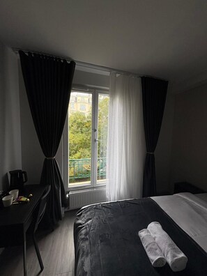 In-room safe, desk, laptop workspace, free WiFi - Hôtel Sofiane (Paris)