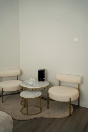 Comfort-dobbeltværelse - byudsigt | Pengeskab på værelset, skrivebord, arbejdsområde til bærbare computere