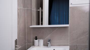 Comfort-dobbeltværelse - byudsigt | Badeværelse | Bruser, hårtørrer, håndklæder, Sæbe