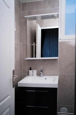 Comfort tweepersoonskamer, uitzicht op stad | Badkamer | Een douche, een haardroger, handdoeken, zeep