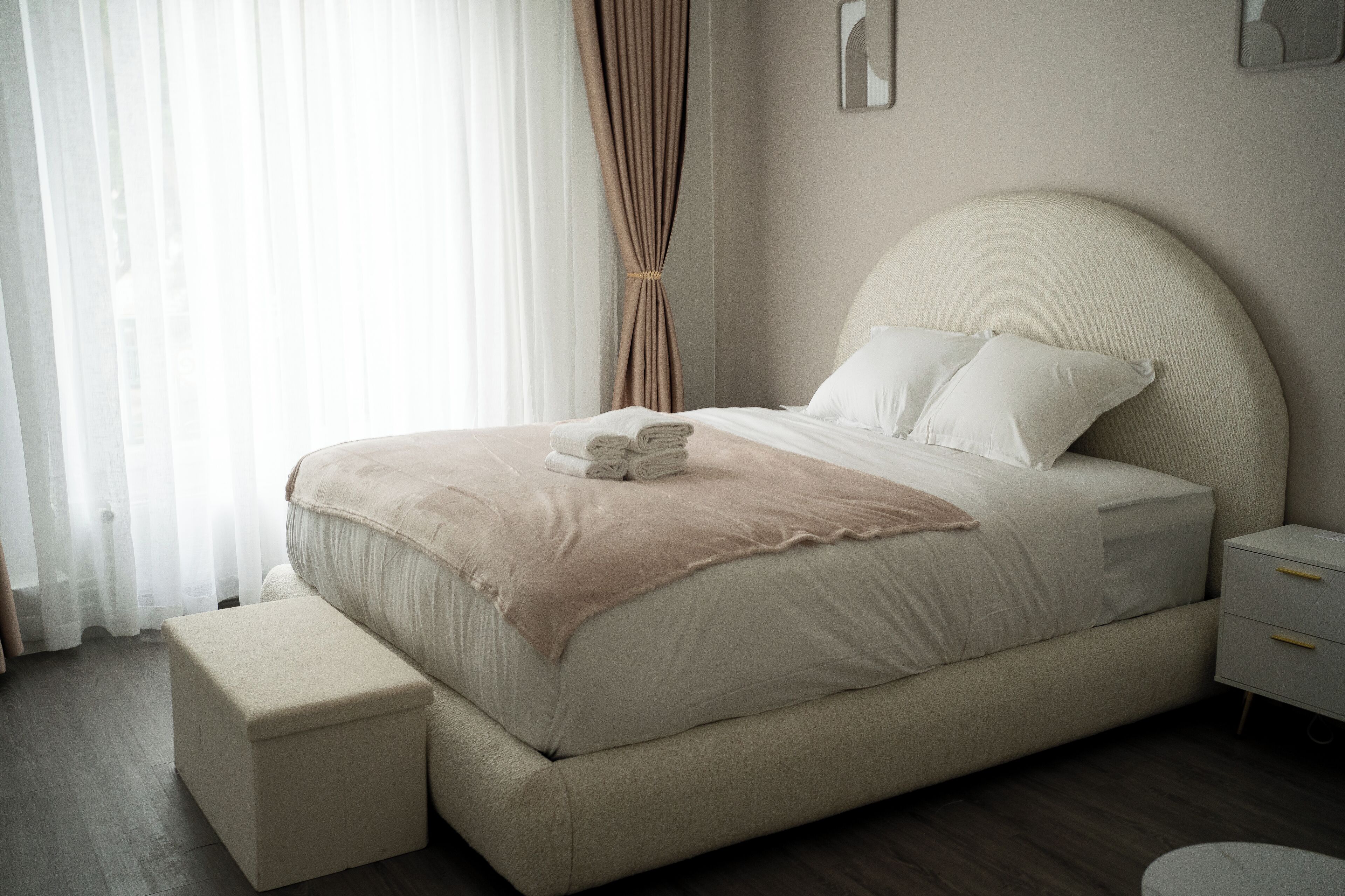 Kahden hengen comfort-huone, kaupunkinäköala | Tallelokero huoneessa, työpöytä