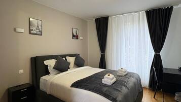 Een kluis op de kamer, een bureau, een laptopwerkplek, gratis wifi