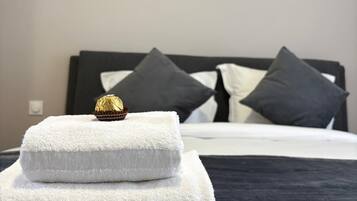 Een kluis op de kamer, een bureau, een laptopwerkplek, gratis wifi