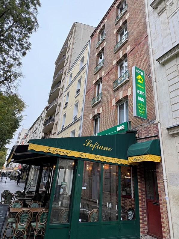 Vista frontal de la propiedad