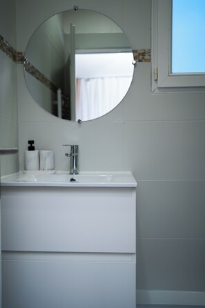 Comfort Double Room, City View | Bathroom - Hôtel Sofiane (Paris)