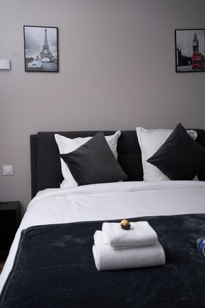 Comfort Double Room, City View | In-room safe, desk, laptop workspace, soundproofing - Hôtel Sofiane (Paris)