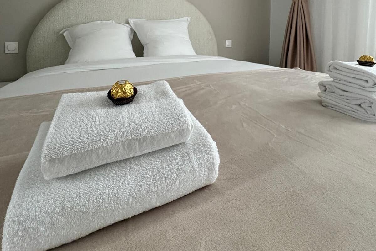 خزنة داخل الغرفة ومكتب ومساحة عمل للكمبيوتر المحمول وواي فاي مجانًا