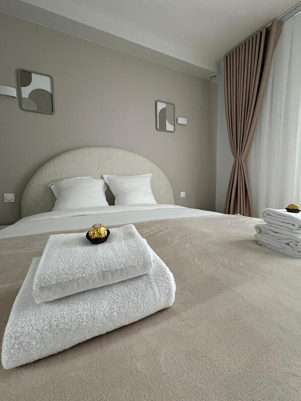 舒适双人房, 城市景观 | 客房内保险箱、办公桌、笔记本电脑工作区、免费 WiFi