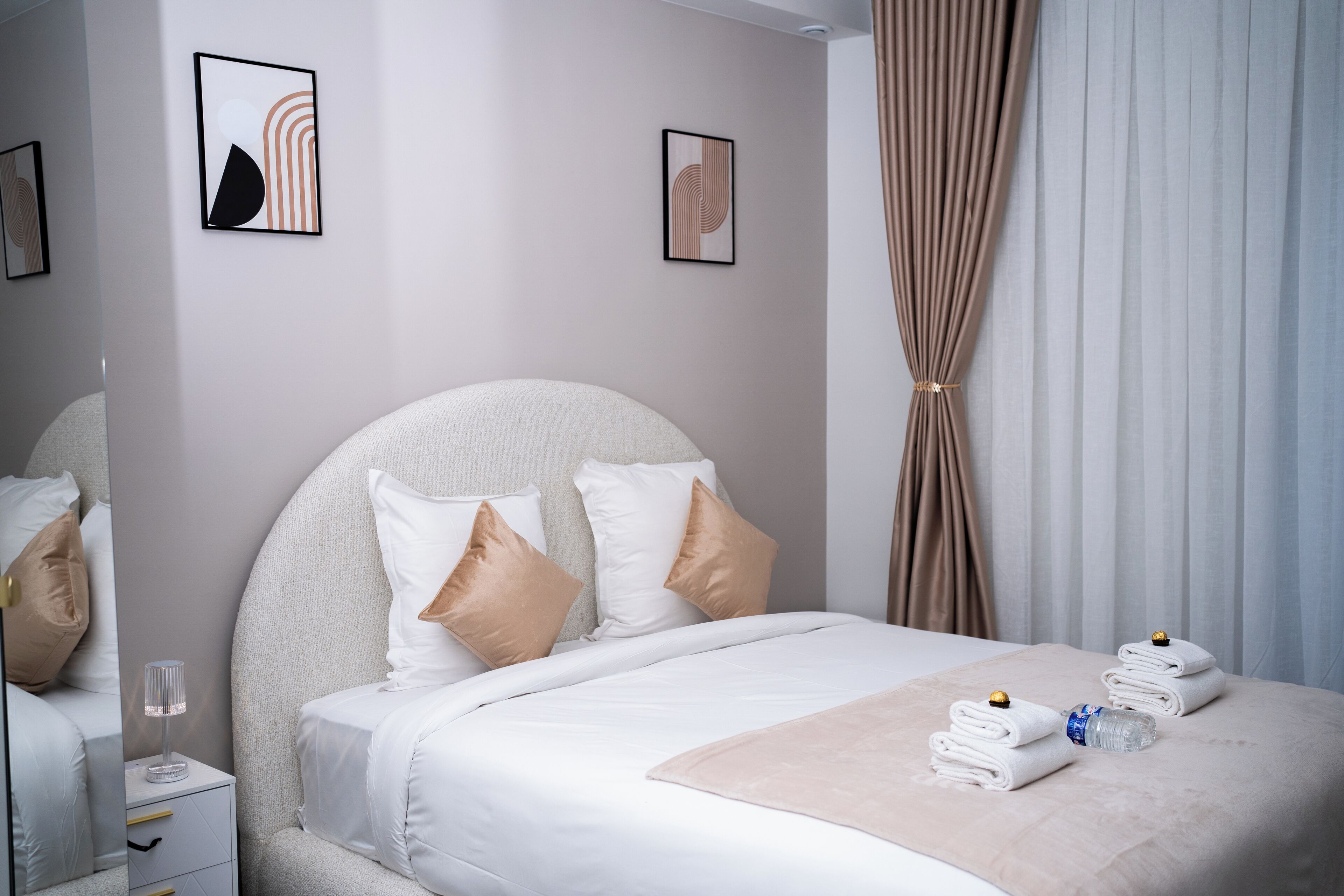 Comfort-Doppelzimmer, Stadtblick | Zimmersafe, Schreibtisch, laptopgeeigneter Arbeitsplatz