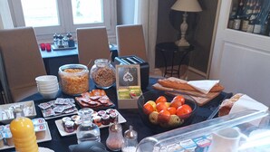 A breakfast buffet with various food items and beverages. - Château de Bel Air (Cérans-Foulletourte)
