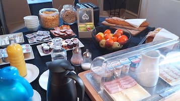 Sarapan prasmanan setiap hari (EUR 12 per orang)